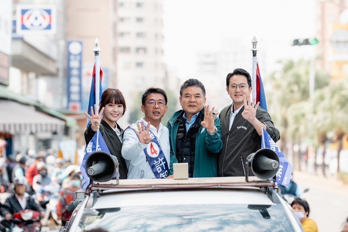 莊瑞雄(右二)、廖泰翔(右一)、張硯卿(左一)陪同許智傑(左二)車掃。 圖：孫家銘翻攝