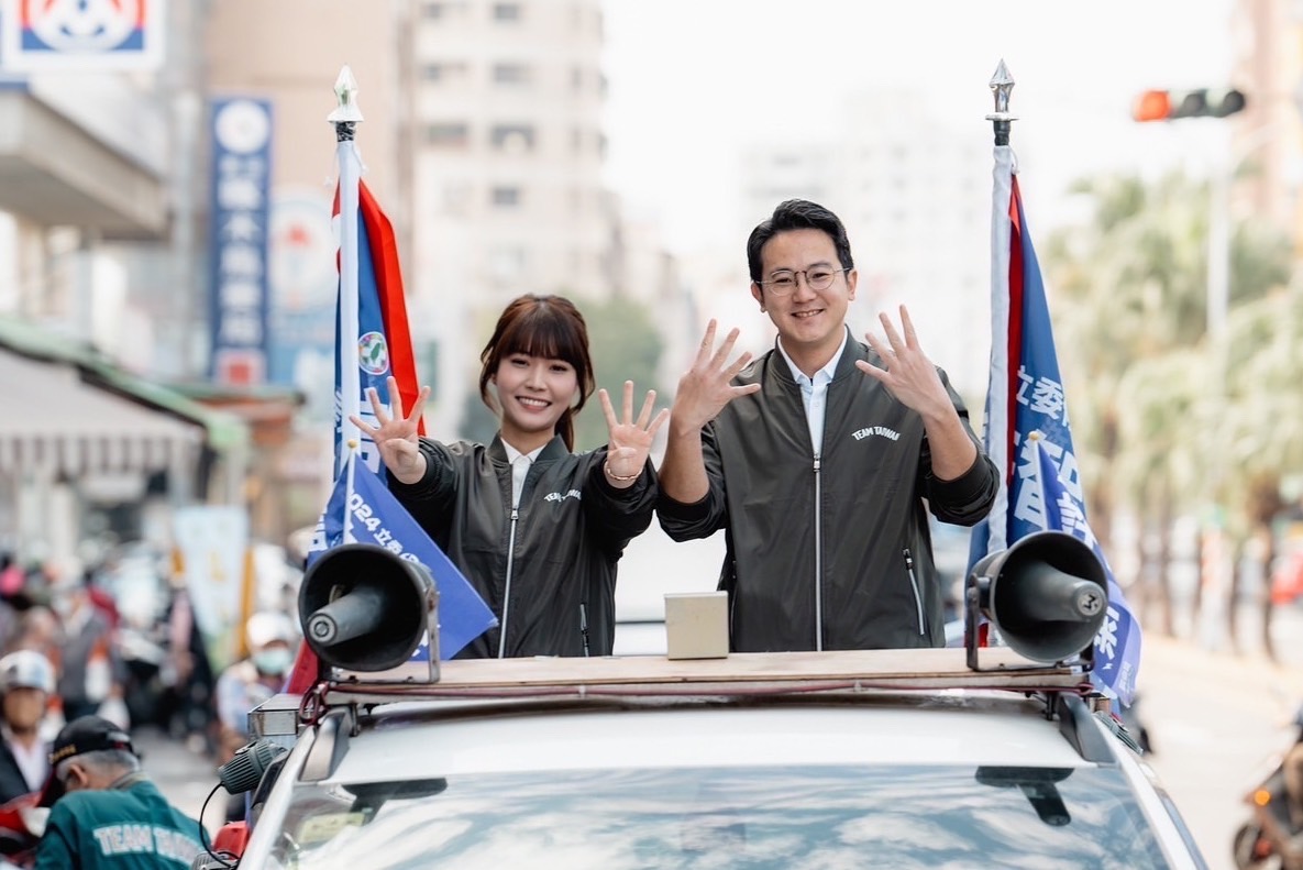 廖泰翔(右)和張硯卿(左)成為陳其邁市府團隊輔選先鋒。 圖：孫家銘翻攝（資料照）