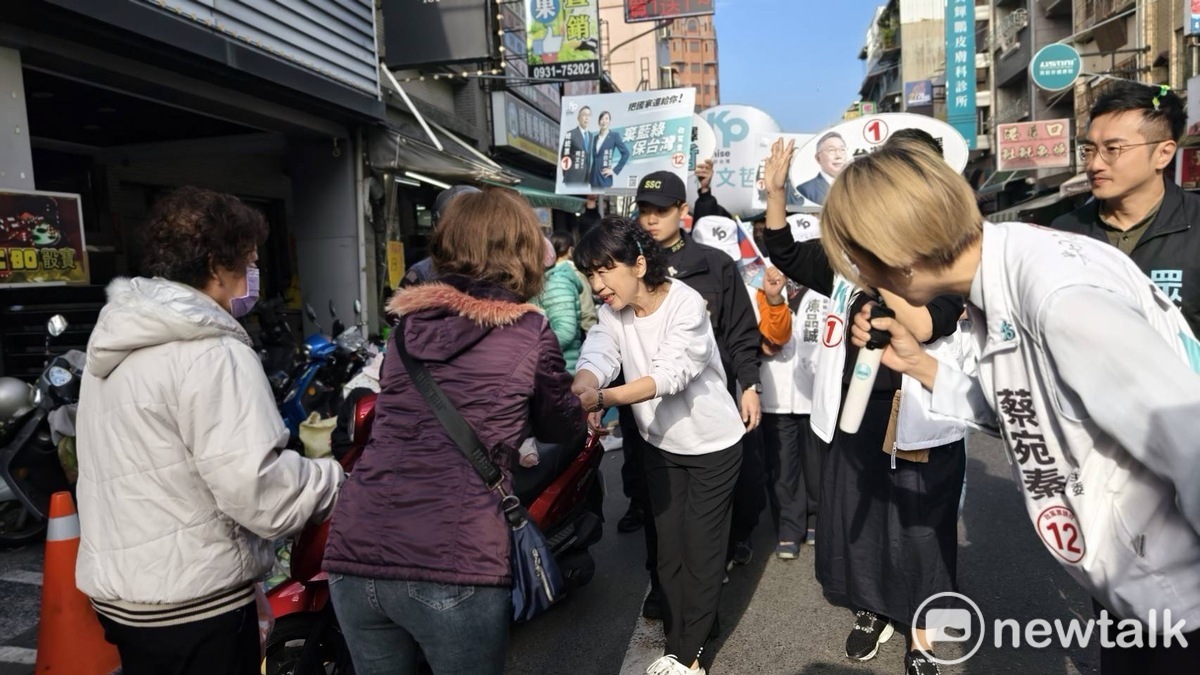 民眾黨總統候選人柯文哲妻子陳佩琪昨日傍晚到台南傳統深綠的選區六甲夜市掃街，隨後轉往新營進行講座，今日再到東區崇德市場、中西區東菜市場掃街，中西區府城隍爺廟參拜，受到民眾熱烈歡迎。 圖：黃博郎／攝