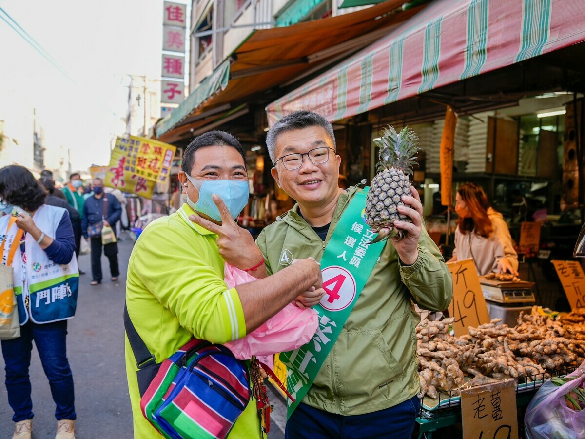 蔡其昌到市場拜票，支持者送上鳳梨祝他選情旺旺。 蔡其昌競總/提供