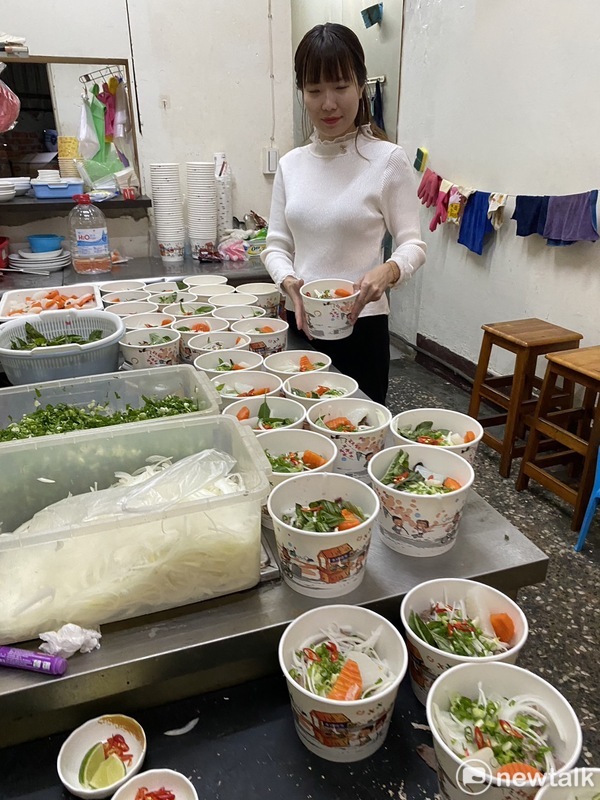 「美蘭越南料理」餐廳舉辦庶民畫展，前100位賞畫民眾還可免費品嚐越南河粉。 唐復年/攝