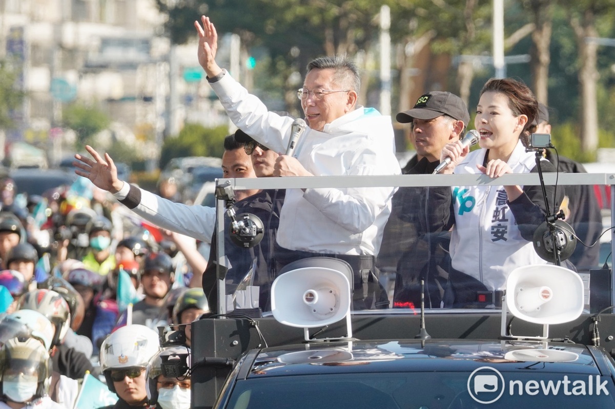 民眾黨總統候選人柯文哲和新竹市長高虹安向站在路旁的支持者揮手致意。 圖：張良一/攝