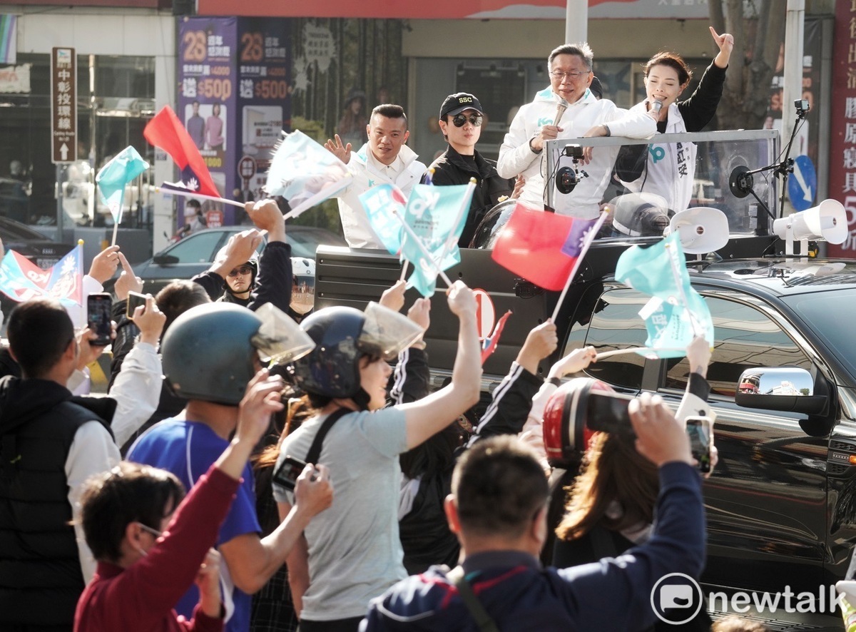 民眾黨總統候選人柯文哲與新竹市長高虹安在台中進行車掃。 圖：張良一 / 攝