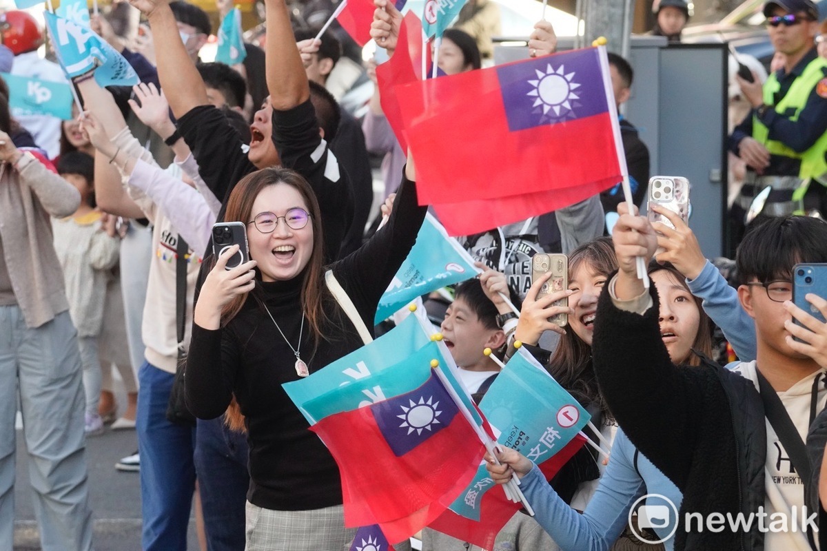 民眾黨總統候選人柯文哲與新竹市長高虹安在台中進行車掃。 圖：張良一 / 攝