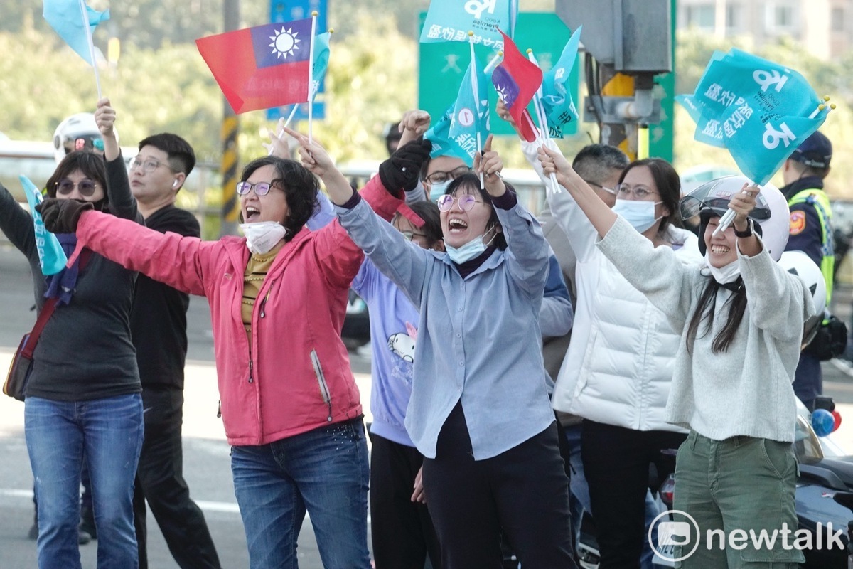 民眾黨總統候選人柯文哲與新竹市長高虹安在台中進行車掃。 圖：張良一 / 攝