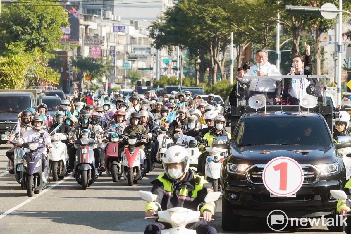 民眾黨總統候選人柯文哲與新竹市長高虹安在台中進行車掃。 圖：張良一 / 攝