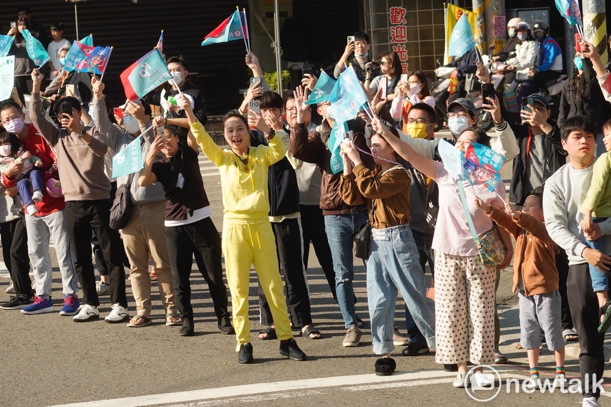 民眾黨總統候選人柯文哲與新竹市長高虹安在台中進行車掃。 圖：張良一 / 攝