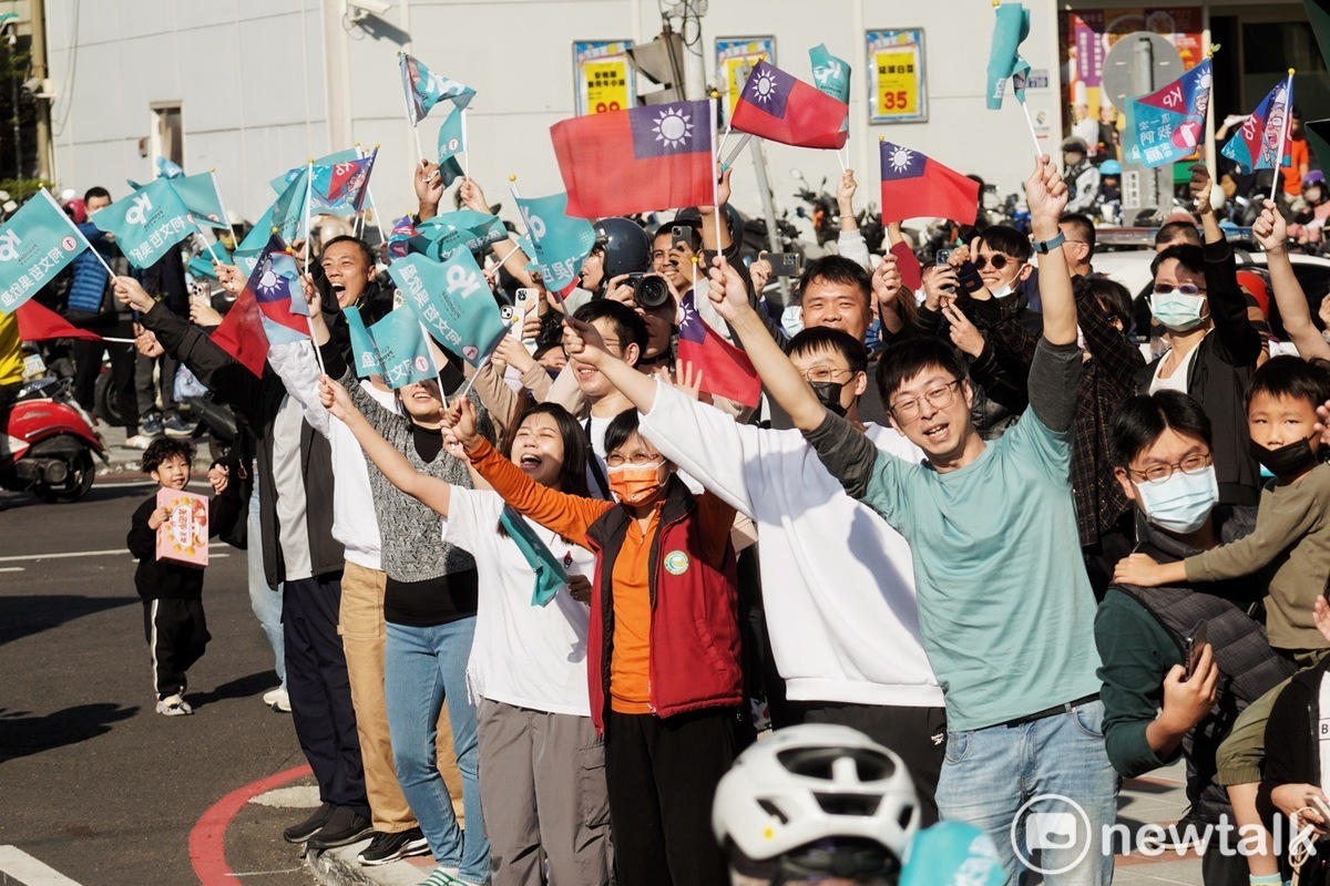 民眾黨總統候選人柯文哲與新竹市長高虹安在台中進行車掃。 圖：張良一 / 攝