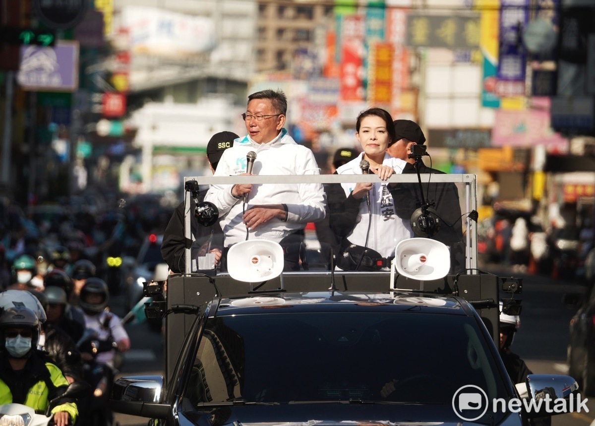 民眾黨總統候選人柯文哲與新竹市長高虹安在台中進行車掃。 圖：張良一／攝（資料照）