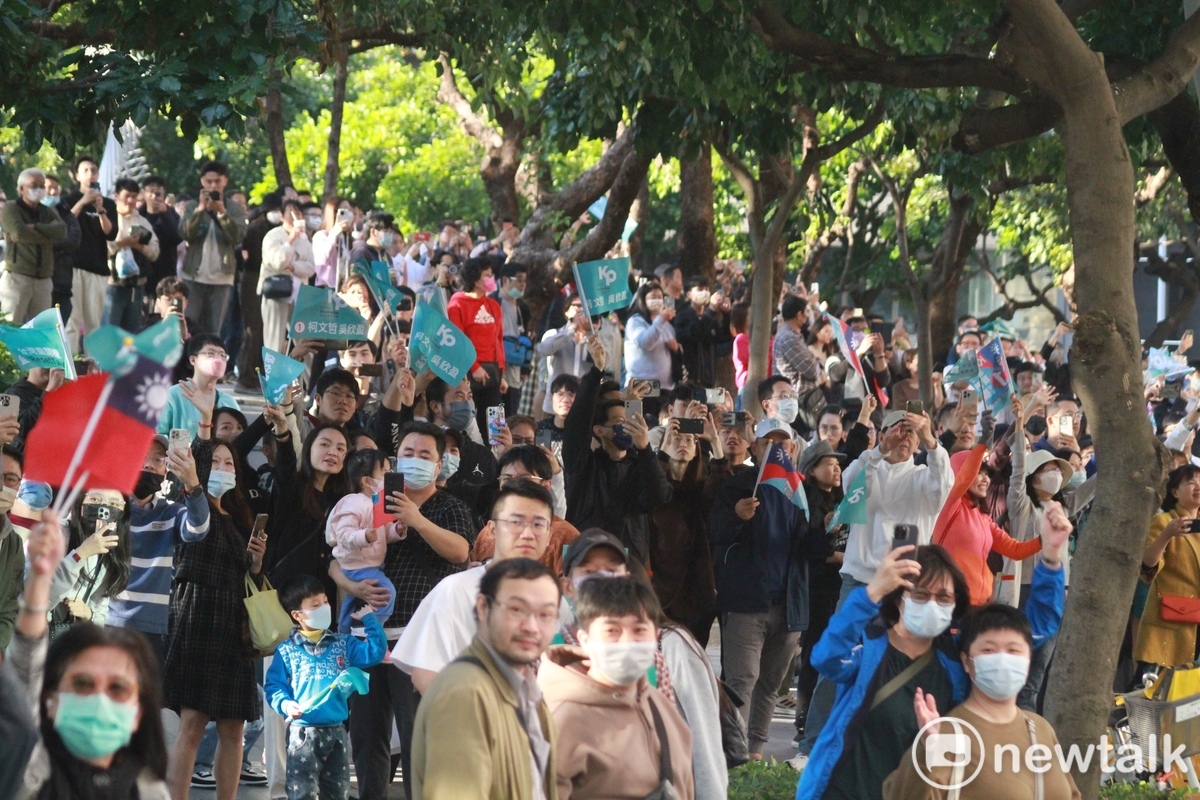 民眾黨總統候選人柯文哲今在台中車掃至終點台中市民廣場，現場湧入上千名支持者，場面壯觀。 圖：周煊惠 / 攝