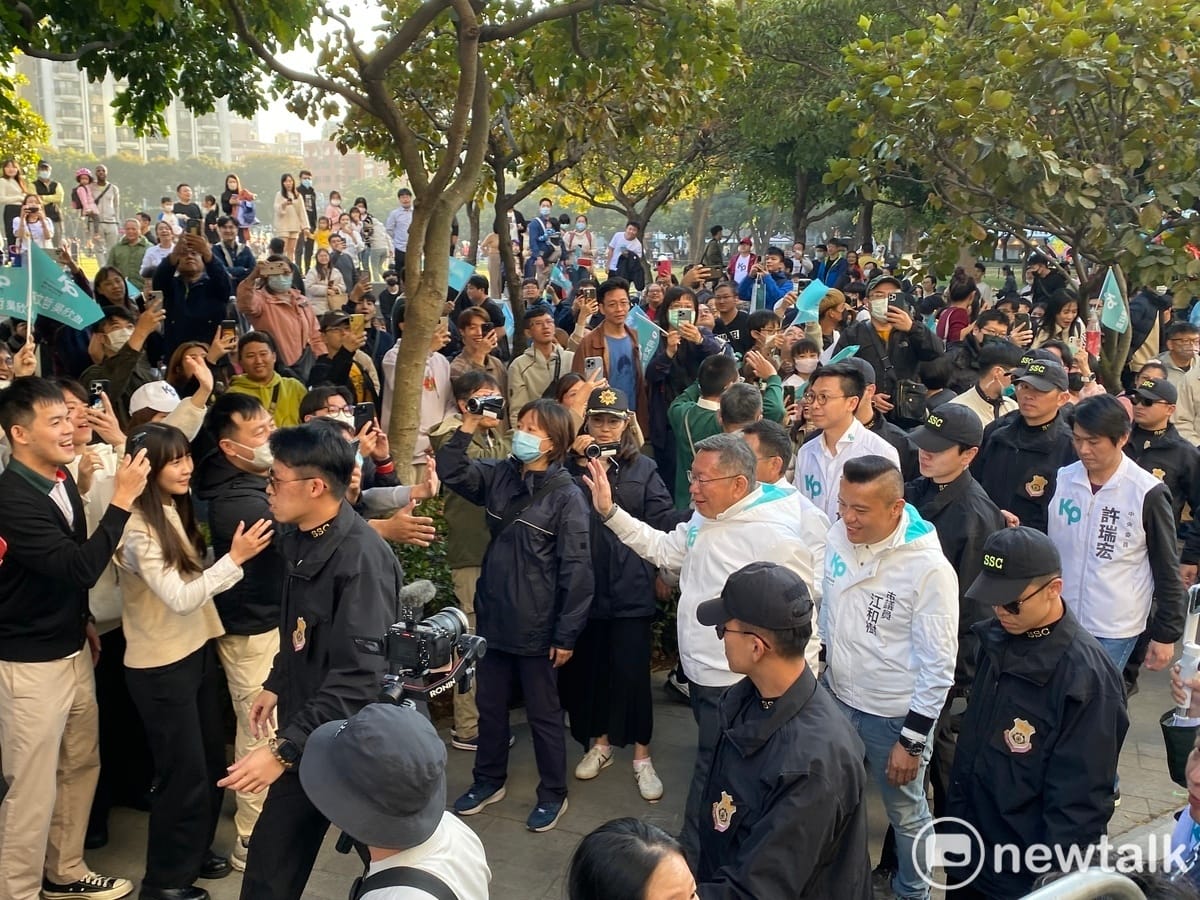 民眾黨總統候選人柯文哲今在台中車掃至終點台中市民廣場，現場湧入上千名支持者，場面壯觀。 圖：周煊惠 / 攝