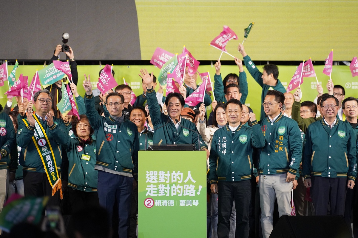 「TEAM桃園‧站出來」黃金周造勢，晚間在桃園中壢登場，現場支持者萬人熱情互動，凍蒜聲不絕於耳。 圖：賴清德桃園競辦／提供