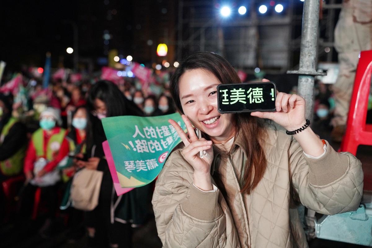 現身造勢場合的新世代增加，舉創意標語展現熱情。 圖：賴清德桃園競辦／提供