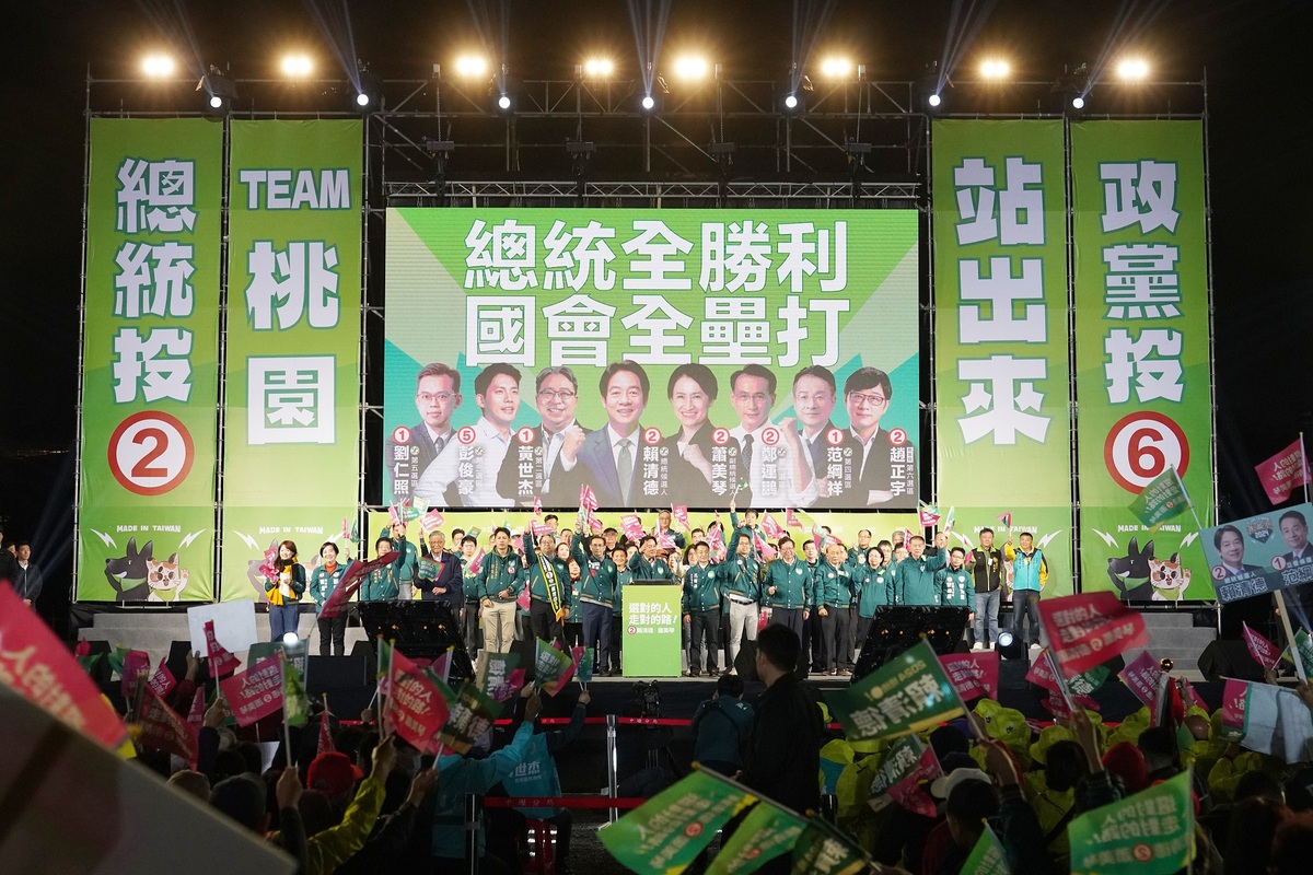 「TEAM桃園‧站出來」黃金周造勢，晚間在桃園中壢區登場，上萬支持群眾擠爆現場。 圖：賴清德桃園競辦／提供