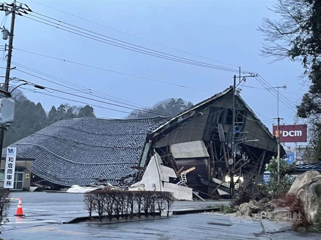 日本石川縣元旦發生最大震度7級強震，輪島市、珠洲市、七尾市等地受到重創，前往七尾市途中，路旁偶爾可見到完全倒塌的房屋。 圖：中央社提供