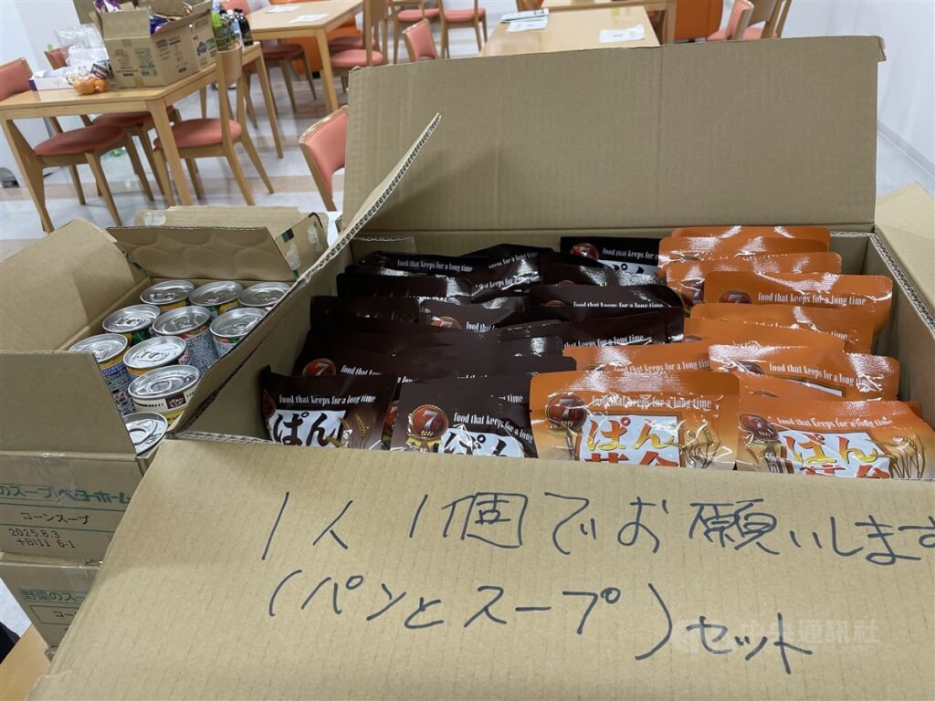 圖為石川縣七尾醫院震後拿出平時準備的緊急食糧供院內人員使用，不少職員也帶來物資。 圖：中央社