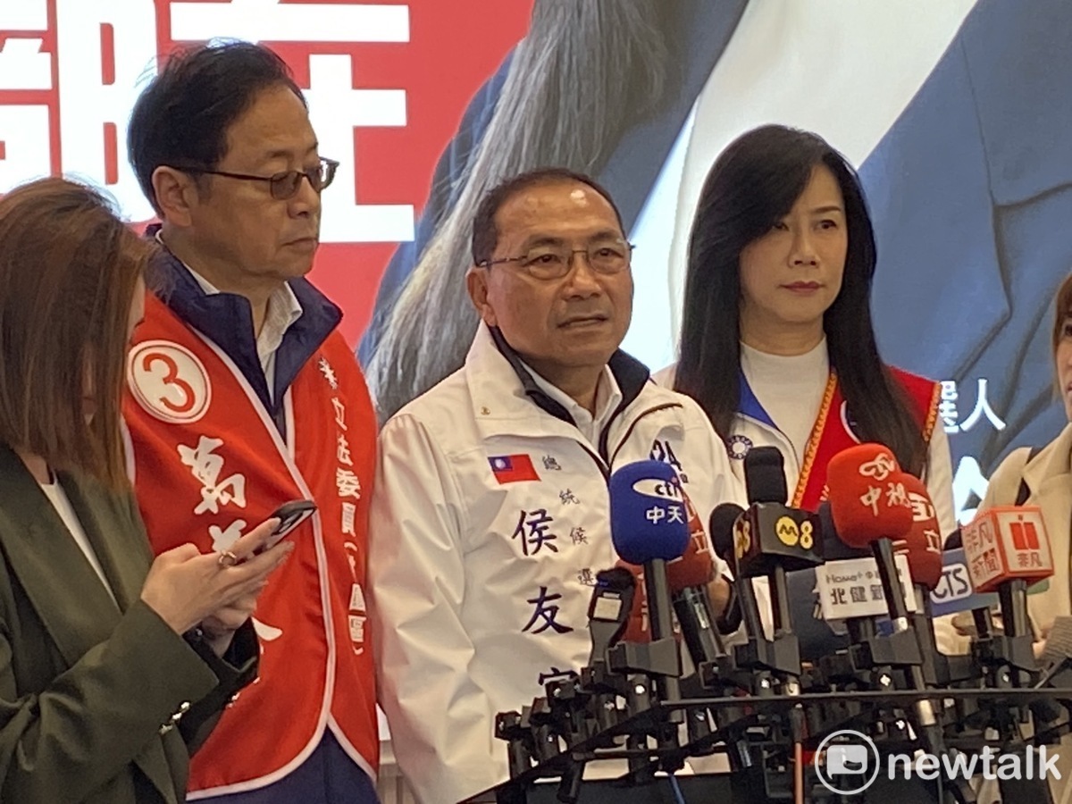 國民黨總統候選人侯友宜、桃園市長張善政今（7）天陪同立委萬美玲車掃拜票。 圖：林昀真／攝