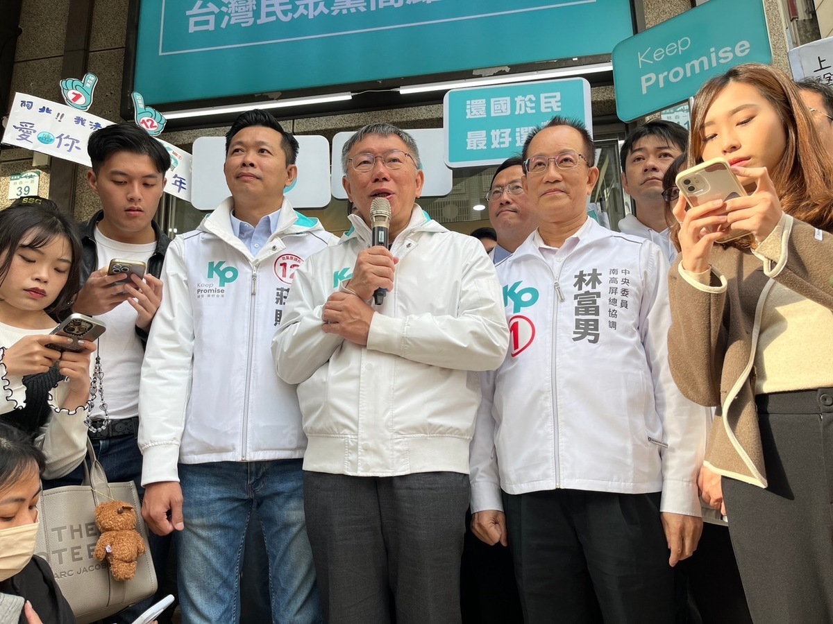 柯文哲(中)對馬治薇涉《反滲透法》遭押發表談話。 圖：民眾黨高雄市黨部/提供