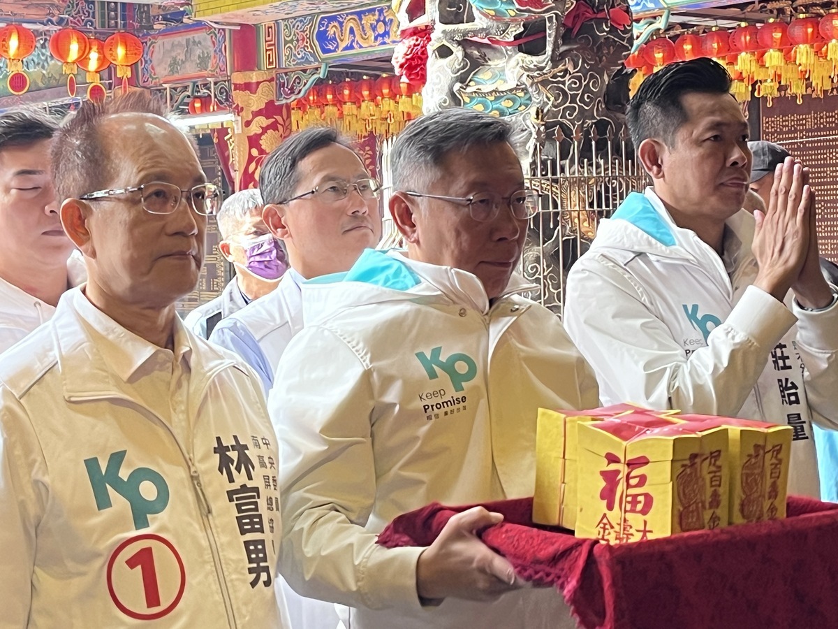 柯文哲(中)參拜褒忠義民廟。 圖：民眾黨高雄市黨部/提供
