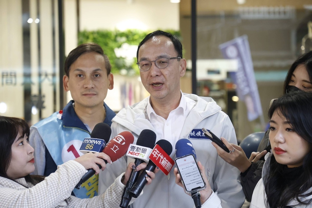 國民黨主席朱立倫今（7）日赴板橋為黨籍立委候選人葉元之掃街拜票。 圖：國民黨文傳會/提供