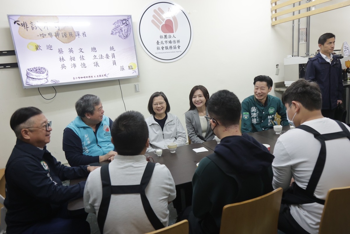 蔡英文3度赴萬華力挺吳沛憶，「最強里長」方荷生也同台。 圖：吳沛憶辦公室提供