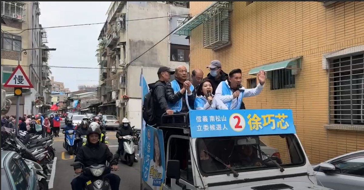 前高雄市長、國民黨不分區立委韓國瑜(左)與台北市議會議長戴錫欽(右)今（7）日中午陪同國民黨台北市第七選區立委候選人徐巧芯掃街。 圖：徐巧芯辦公室提供