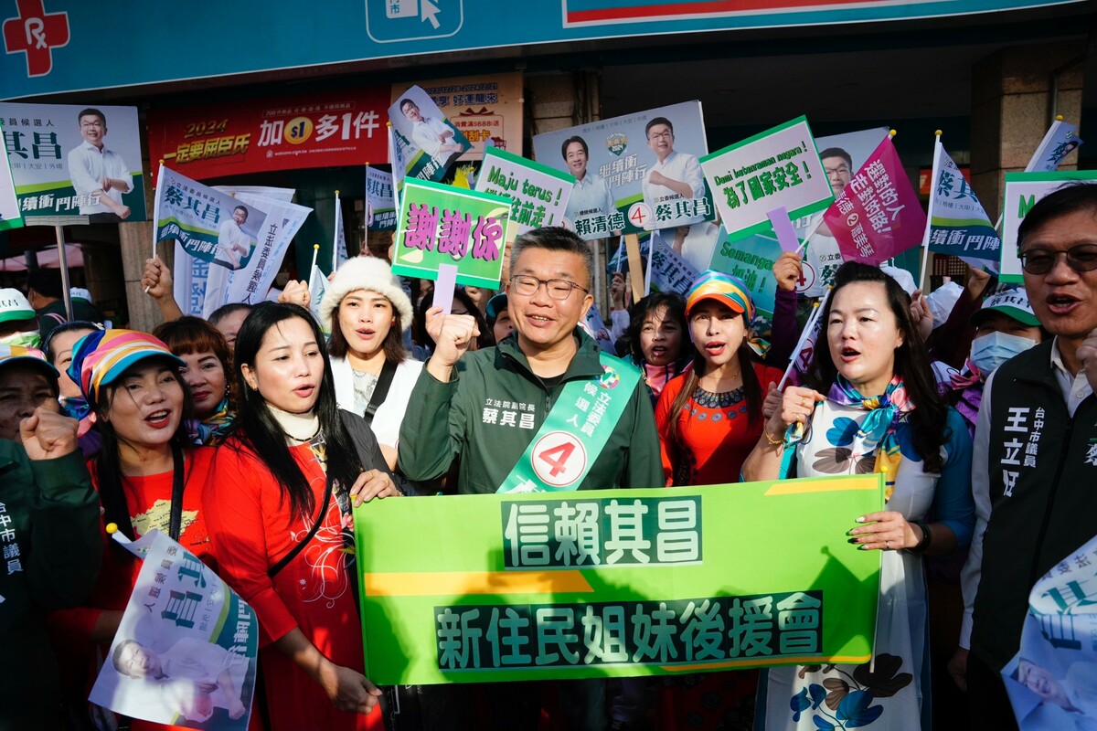 蔡其昌到清水市場拉票，新住民站出來力挺。 圖：蔡其昌競總/提供
