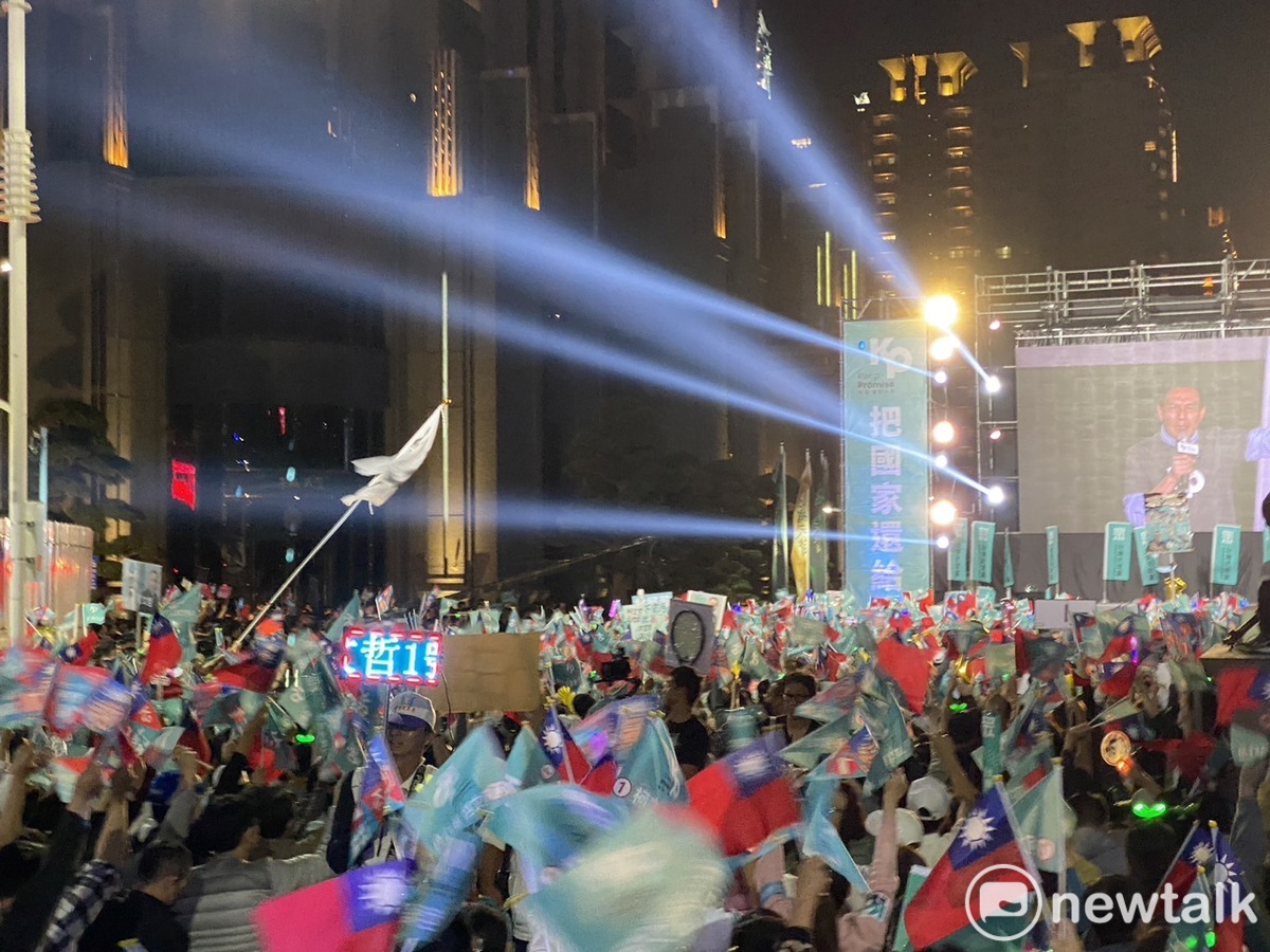 民眾黨總統候選人柯文哲今（7）晚於鼓山區神農路封路舉辦Team KP召集令大型造勢活動，晚間7時還不到，主辦單位表示，現場已湧入2.5萬人。 圖：周煊惠/攝