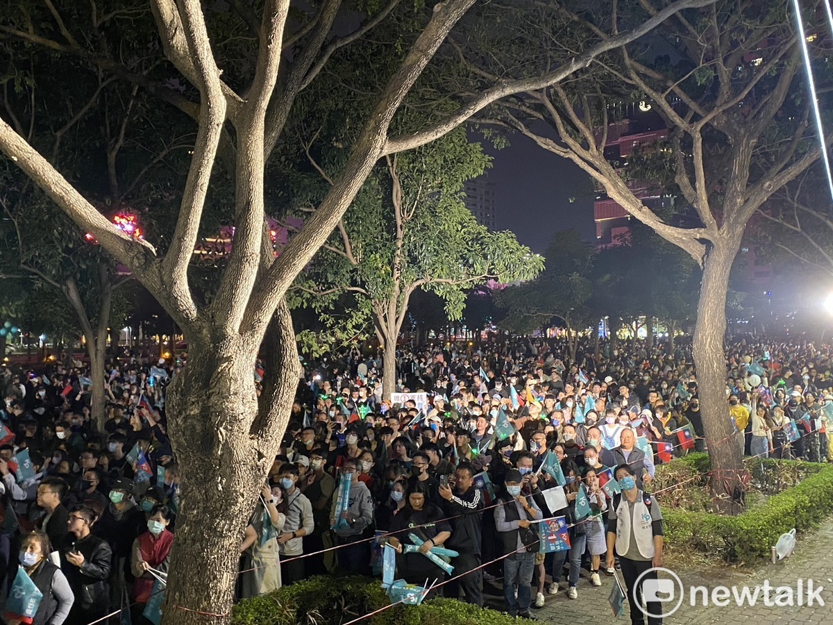 民眾黨總統候選人柯文哲今（7）晚於鼓山區神農路封路舉辦Team KP召集令大型造勢活動，連造勢場合旁也都站了滿滿的支持者。 圖：周煊惠 / 攝