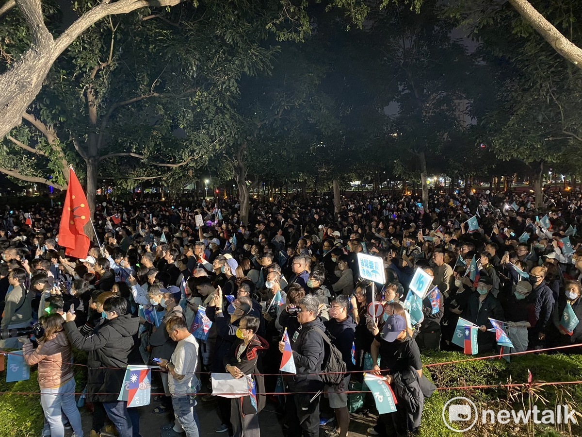 民眾黨總統候選人柯文哲今（7）晚於鼓山區神農路封路舉辦Team KP召集令大型造勢活動，連造勢場合旁也都站了滿滿的支持者。 圖：周煊惠 / 攝