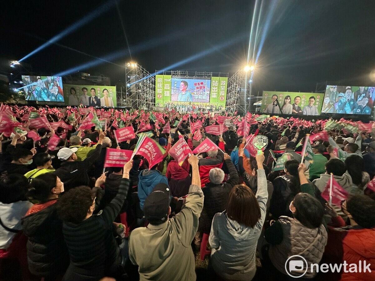 民進黨今（7）晚在高雄市鳳山區舉行黃金周大造勢。 圖：張良一/攝