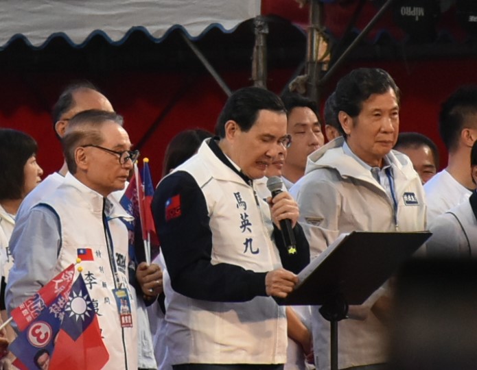 馬英九(中)在高雄大造勢，竟口誤語出驚人：「下架國民黨」。   圖：孫家銘攝