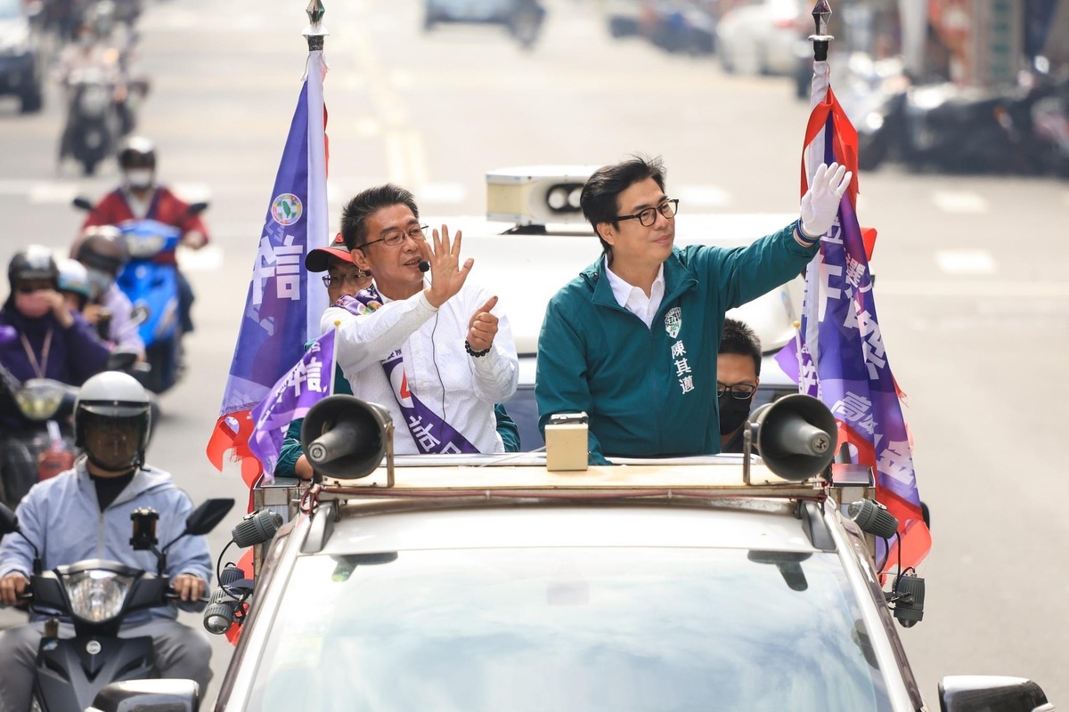 陳其邁(右)陪許智傑車掃。 圖：孫家銘翻攝