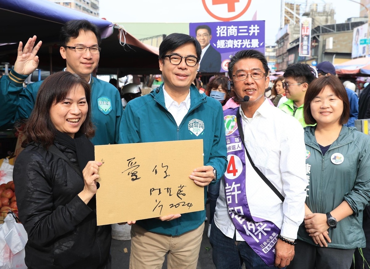 陳其邁(左三)應粉絲要求簽名。 圖：孫家銘翻攝