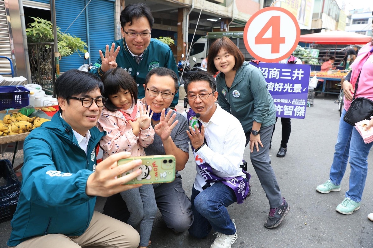 陳其邁(左一)與粉絲玩自拍。 圖：孫家銘翻攝