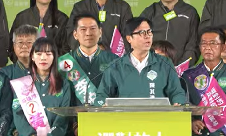 民進黨在高雄市舉行選前黃金周日造勢，陳其邁登台發表談話歡呼聲不斷。 圖：翻攝畫面