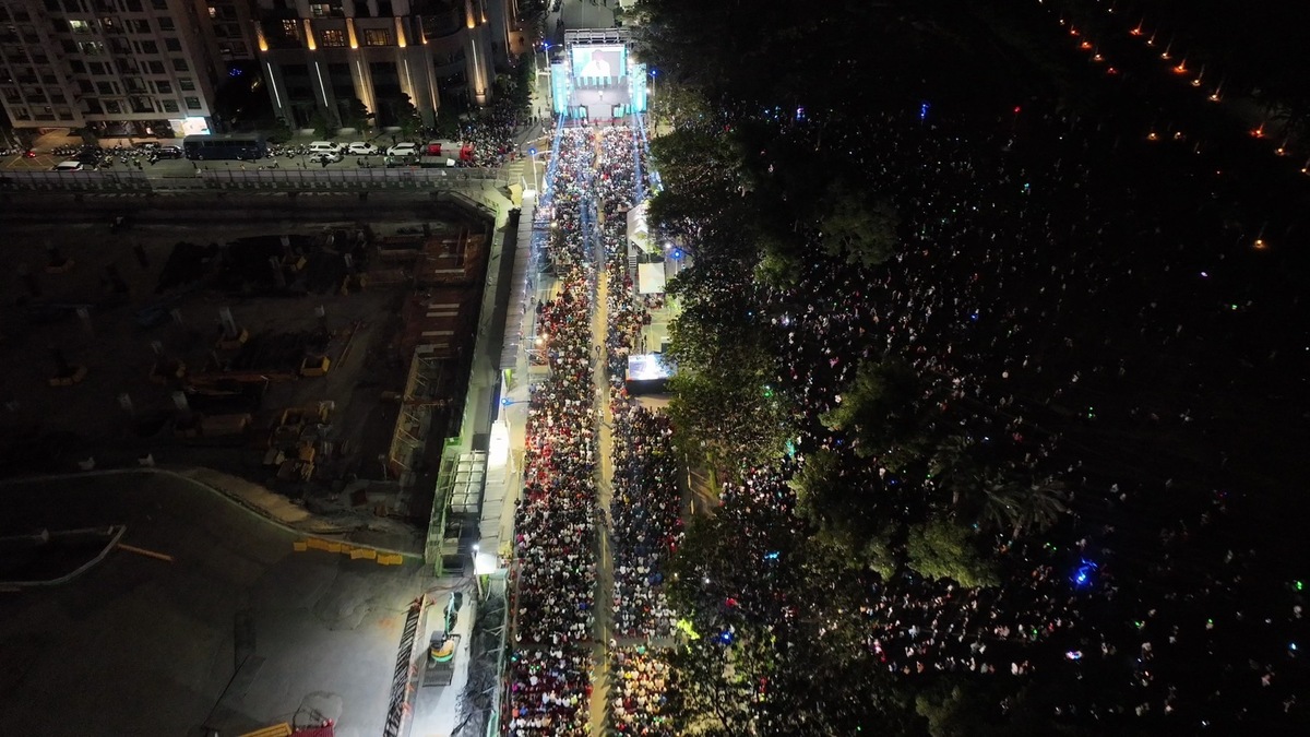 民眾黨總統候選人柯文哲今晚在高雄造勢，現場號稱有破7萬人，圖為民眾黨提供的空拍圖。 圖：民眾黨 / 提供