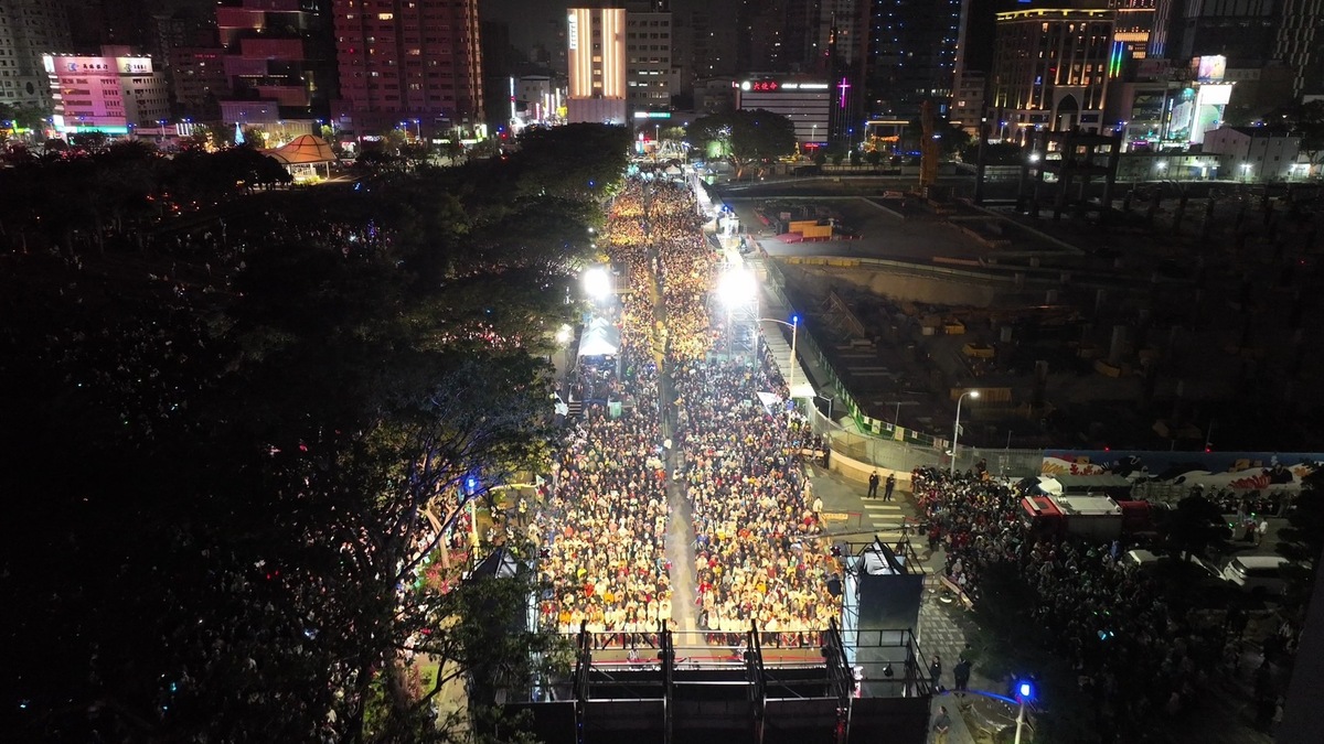 民眾黨總統候選人柯文哲今晚在高雄造勢，現場號稱有破7萬人，圖為民眾黨提供的空拍圖。 圖：民眾黨 / 提供