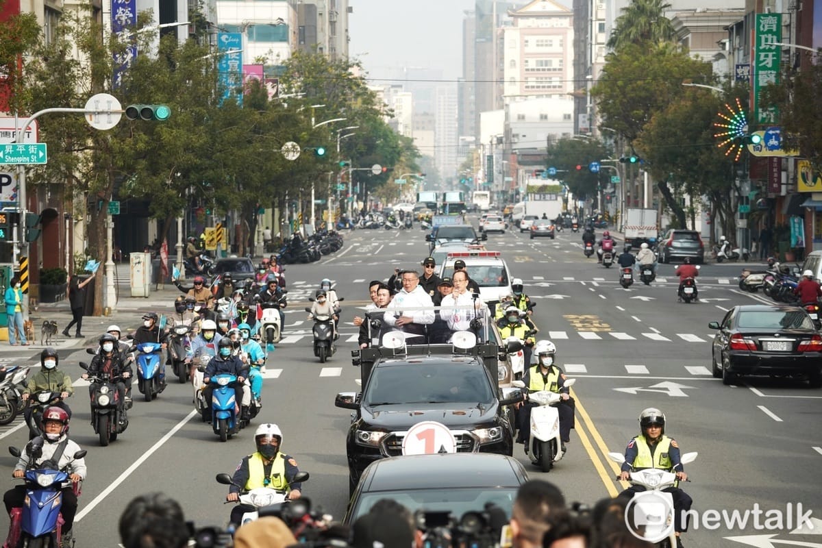 民眾黨總統候選人柯文哲今天上午九點在高雄市區掃街，希望爭取選民支持，由於是假日早晨，路上行人並不多，許多隨車的直播主不斷透過網路希望年輕人趕快起床，為柯加油打氣。 圖：張良一/攝