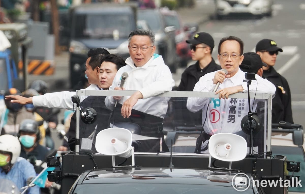 柯文哲一早就在高雄市區掃街拜票。 圖：張良一/攝