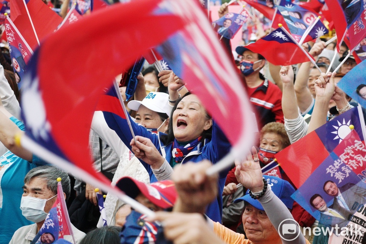 國民黨支持者搖著國旗高喊凍蒜。 圖：張良一/攝
