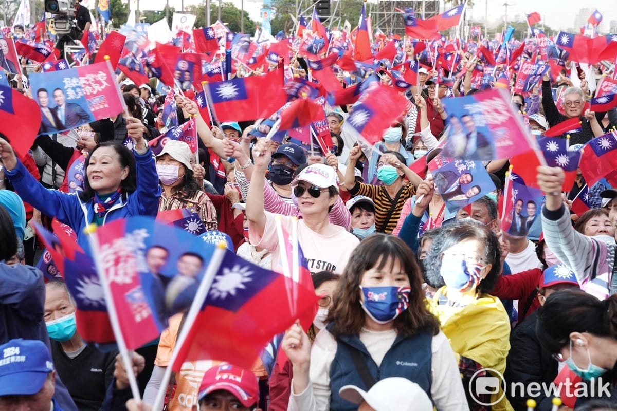 國民黨支持者搖著國旗高喊凍蒜。 圖：張良一/攝