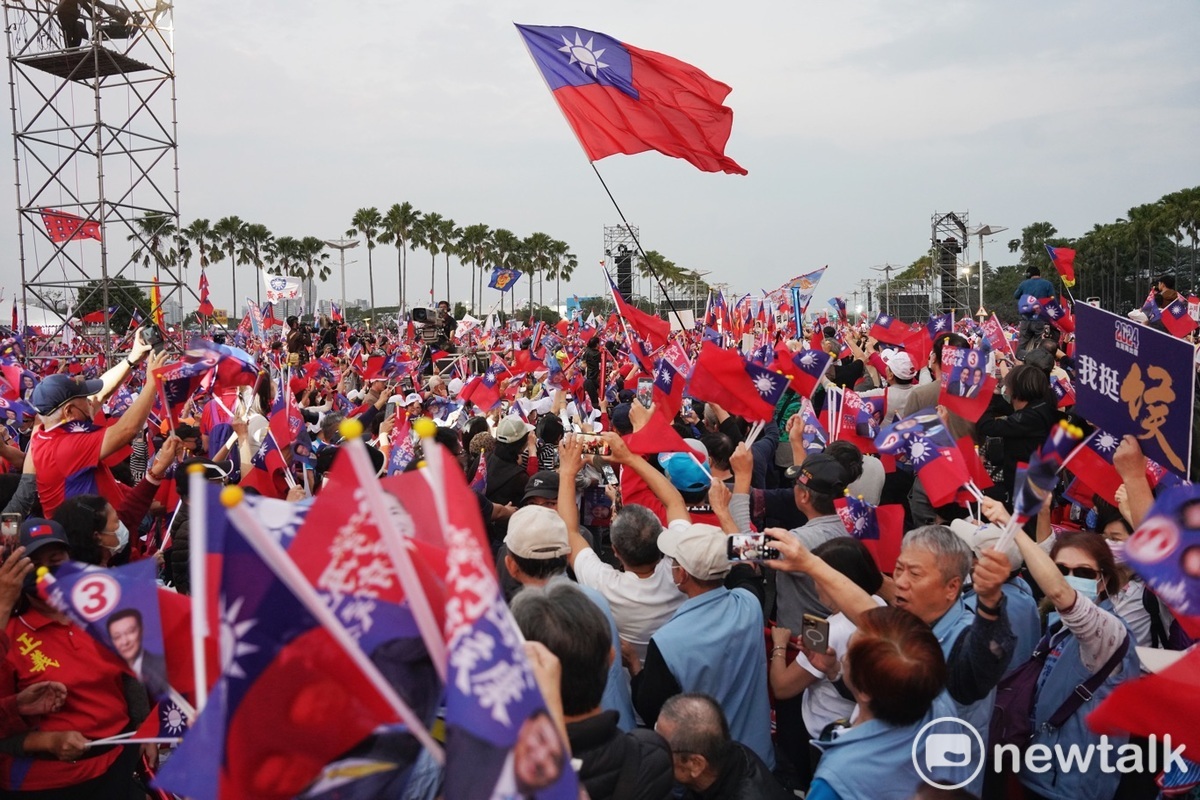 國民黨支持者在造勢會場搖著國旗，場面熱烈。 圖：張良一/攝