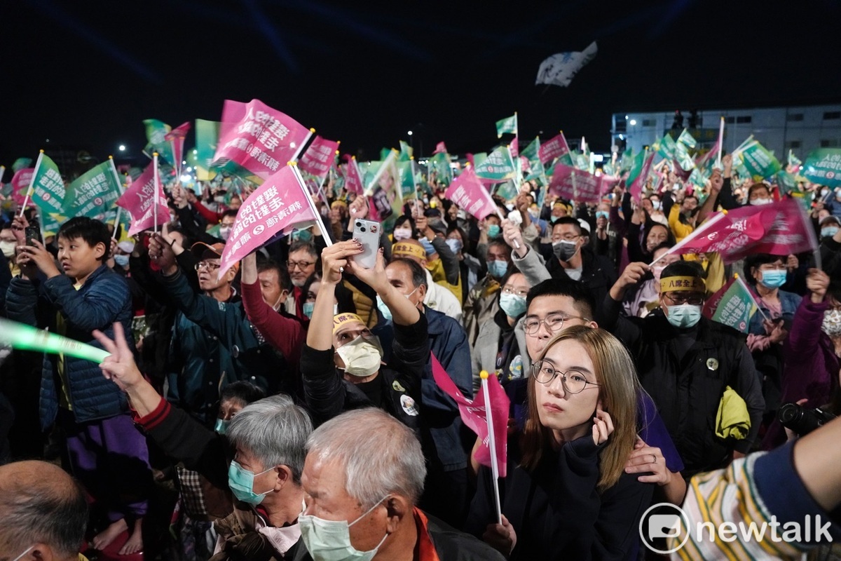 民進黨支持者擠爆造勢晚會現場。 圖：張良一/攝