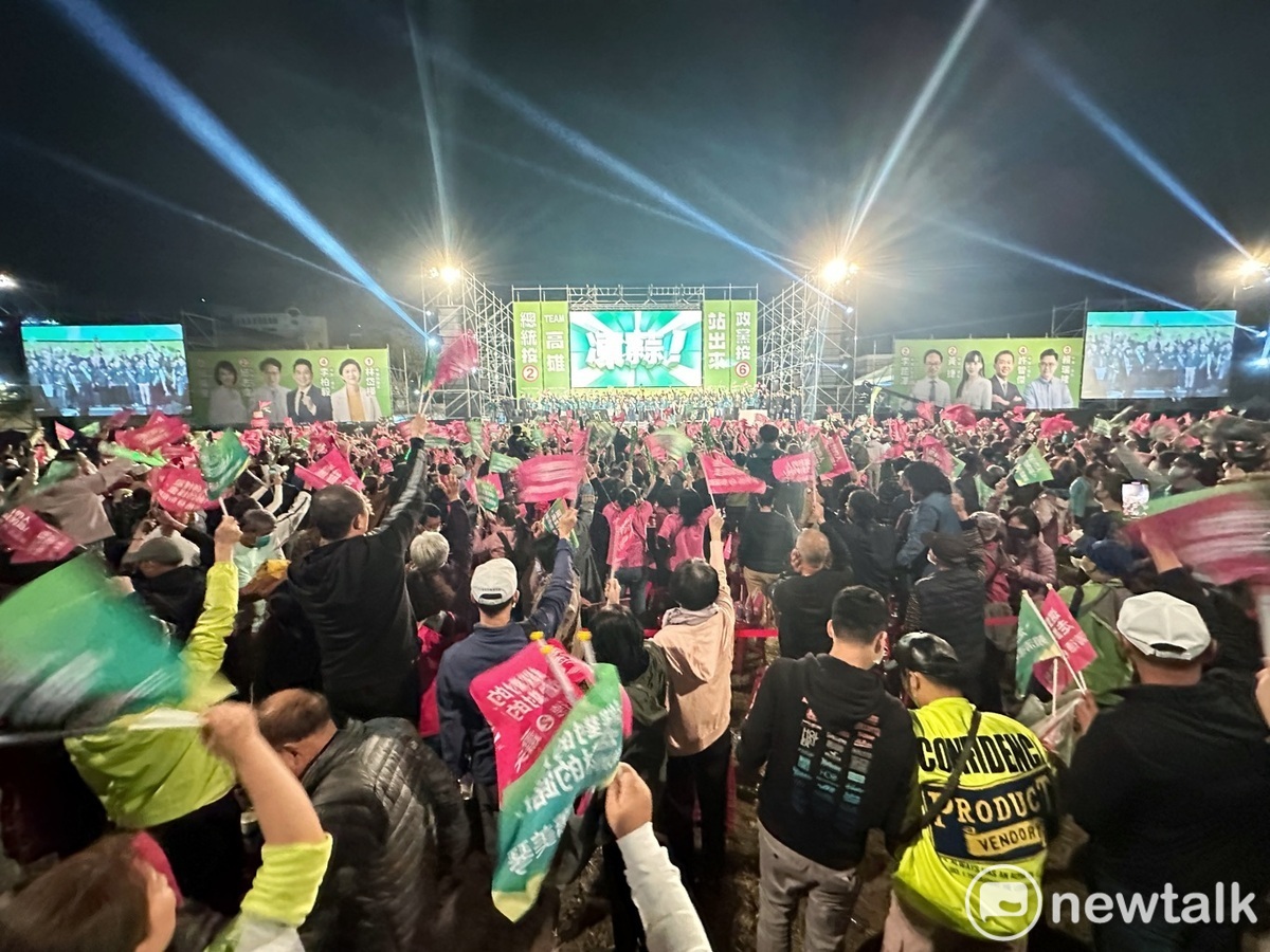 民進黨支持者手搖競選旗幟、口號凍蒜，場面熱烈。 圖：張良一/攝