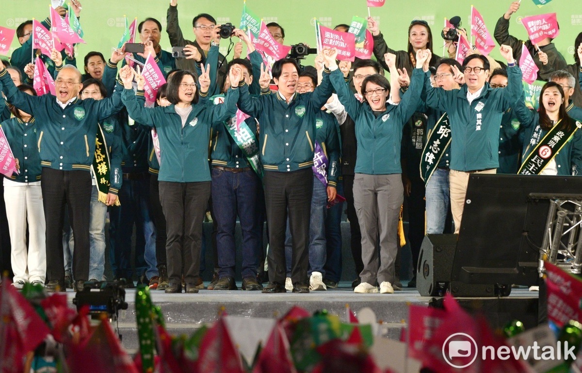 民進黨黃金周日在高雄舉行造勢，湧入超過12萬人力挺。 圖：張良一/攝