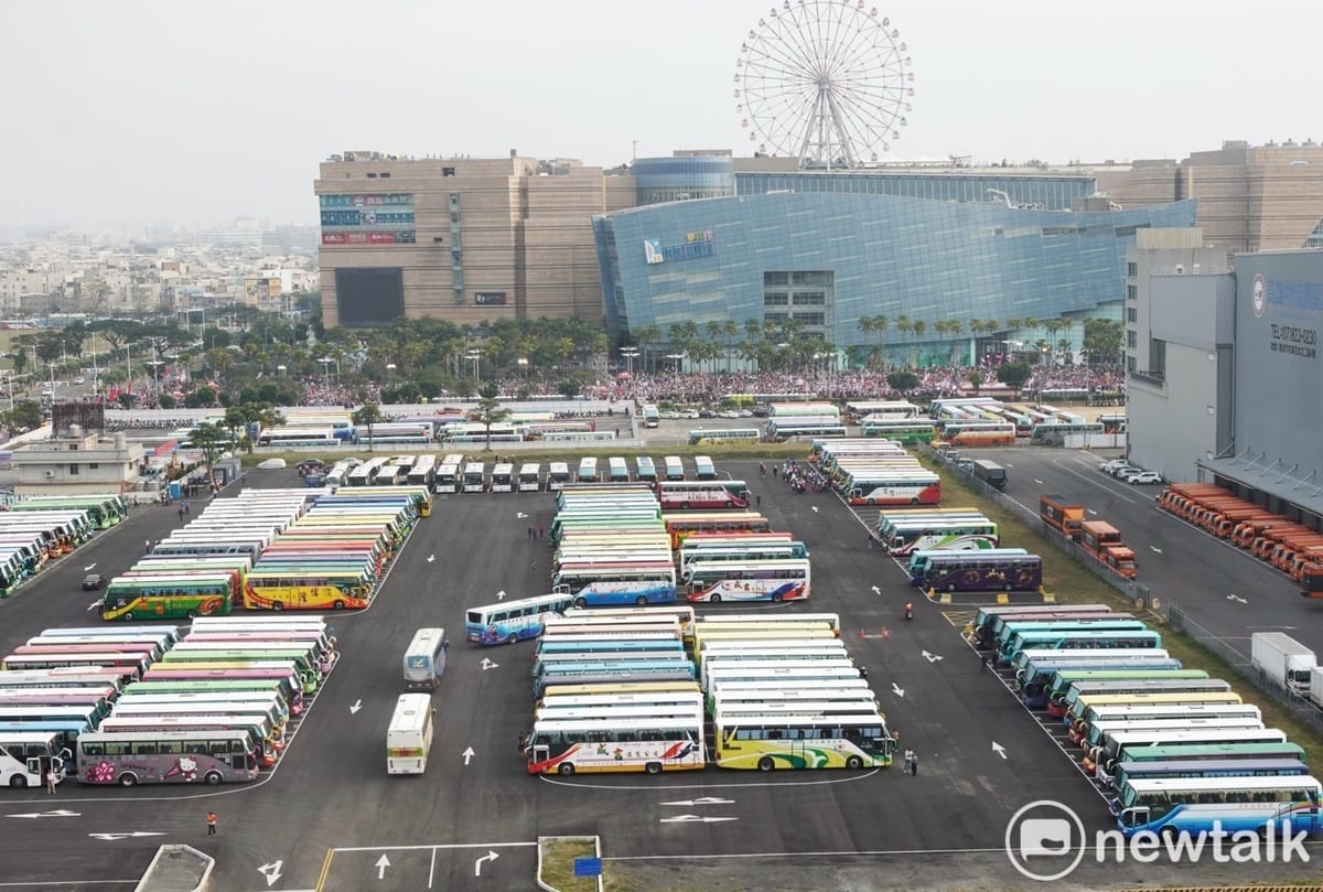 國民黨下午在高雄夢時代前的時代大道舉行選前最盛大的造勢活動，在活動現場旁的停車場內，停滿了載著支持者來的遊覽車。 圖：張良一/攝
