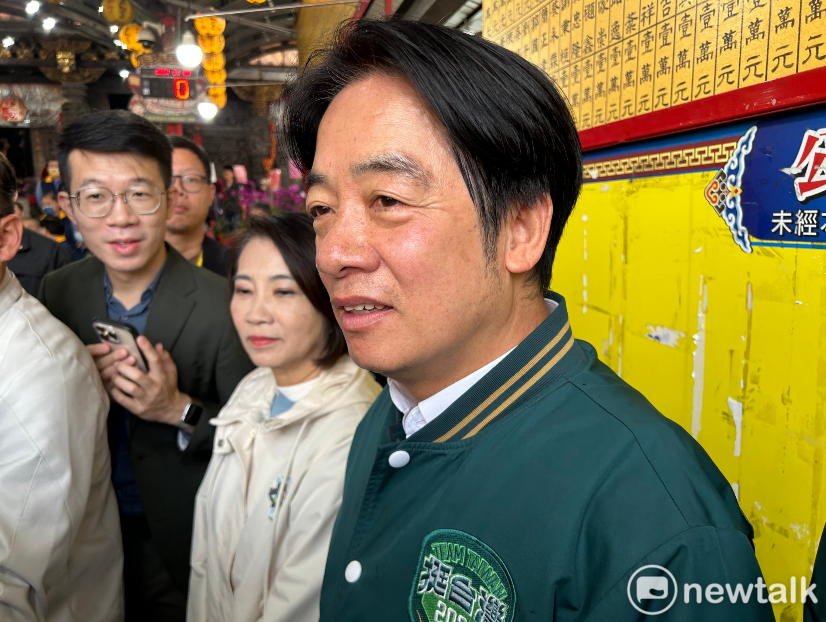 賴清德自屏東東港東隆宮出發，進行全台大車掃，並在啟程前接受媒體提問。 圖：黃宣尹攝