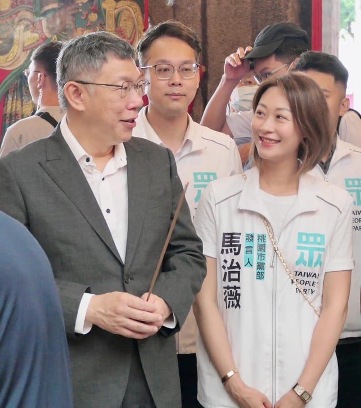 馬治薇與民眾黨主席柯文哲合照。 圖：取自馬治薇臉書（資料照）
