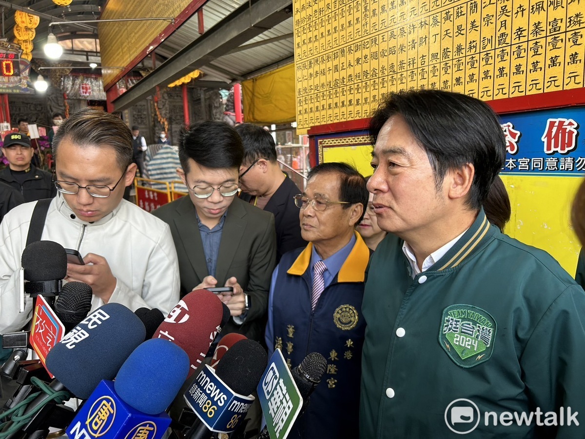 賴清德今日啟動全台大車掃，於東港東隆宮出發前接受媒體訪問。 圖：黃宣尹攝